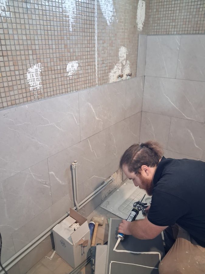 Artisan SEB CP Signature au travail sur chantier salle de bain à Brignoles