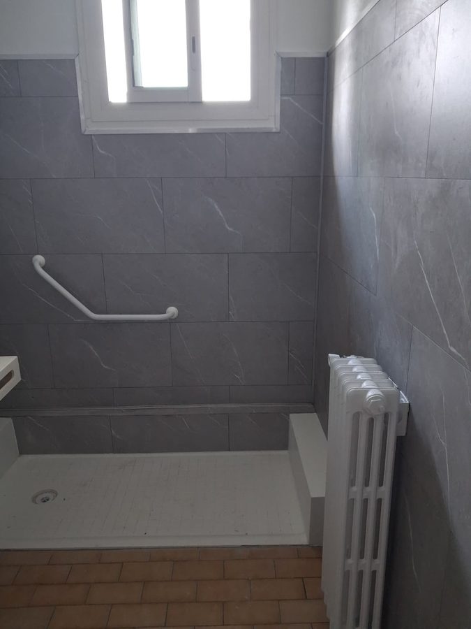 Pose bac à douche et radiateur fonte — salle de bain Brignoles SEB CP Signature