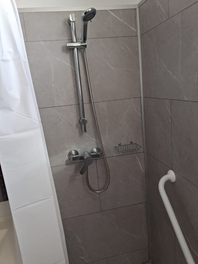Installation douche à l'italienne avec carrelage grand format à Brignoles