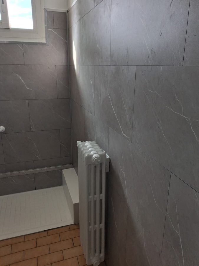 Installation radiateur sèche-serviettes en salle de bain à Brignoles