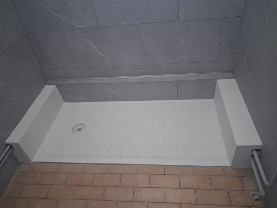 Rénovation salle de bain Brignoles — bac à douche et carrelage gris grand format