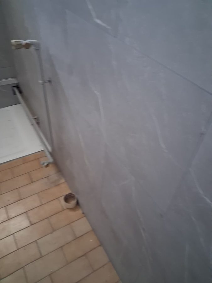 Chantier salle de bain en cours — pose carrelage gris grand format à Brignoles