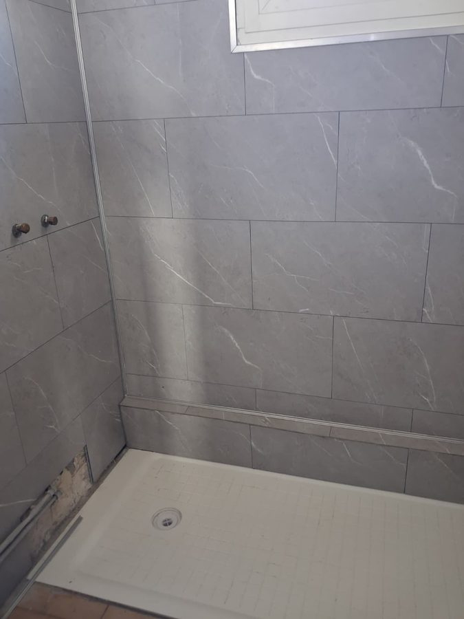 Bac à douche posé avec carrelage gris et receveur blanc — Brignoles