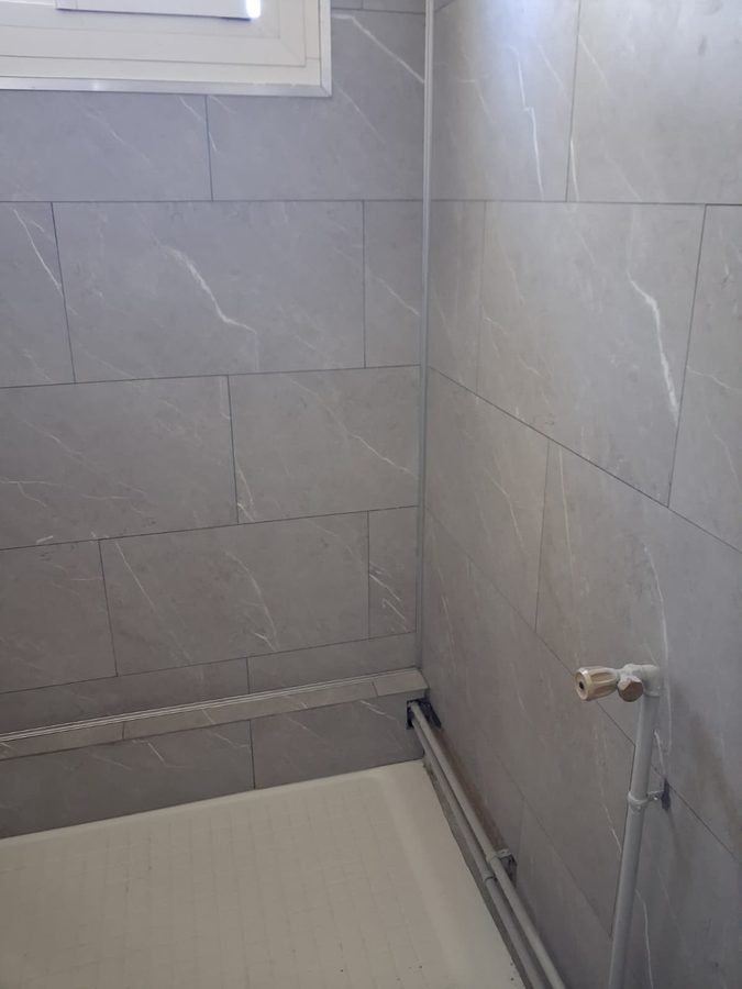 Raccordements plomberie douche et carrelage grand format — chantier Brignoles