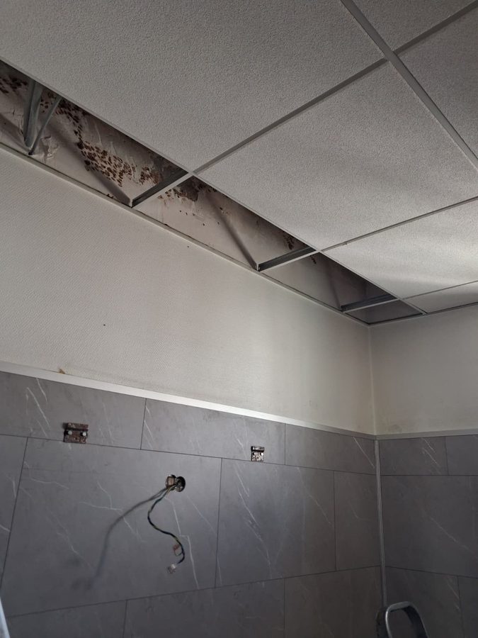 Faux plafond ouvert suite à fuite d'eau — chantier plomberie Brignoles