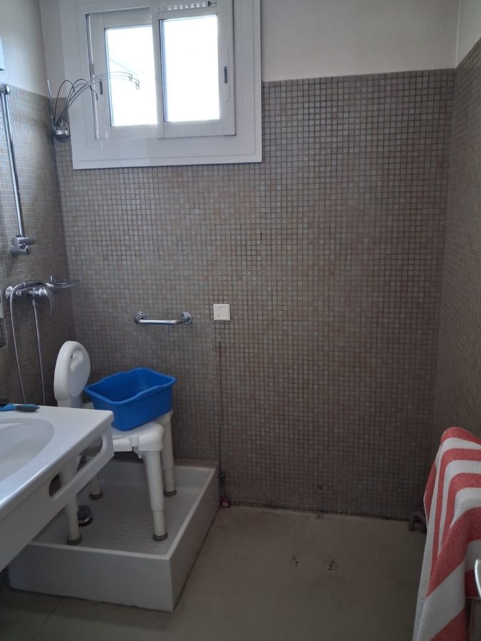 Douche accessible PMR avec chaise de douche et mosaïque — Brignoles