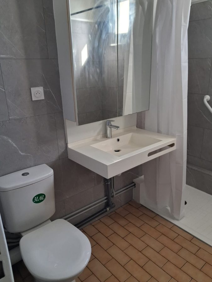 Rénovation salle de bain à Brignoles — revêtement mural gris et mobilier suspendu